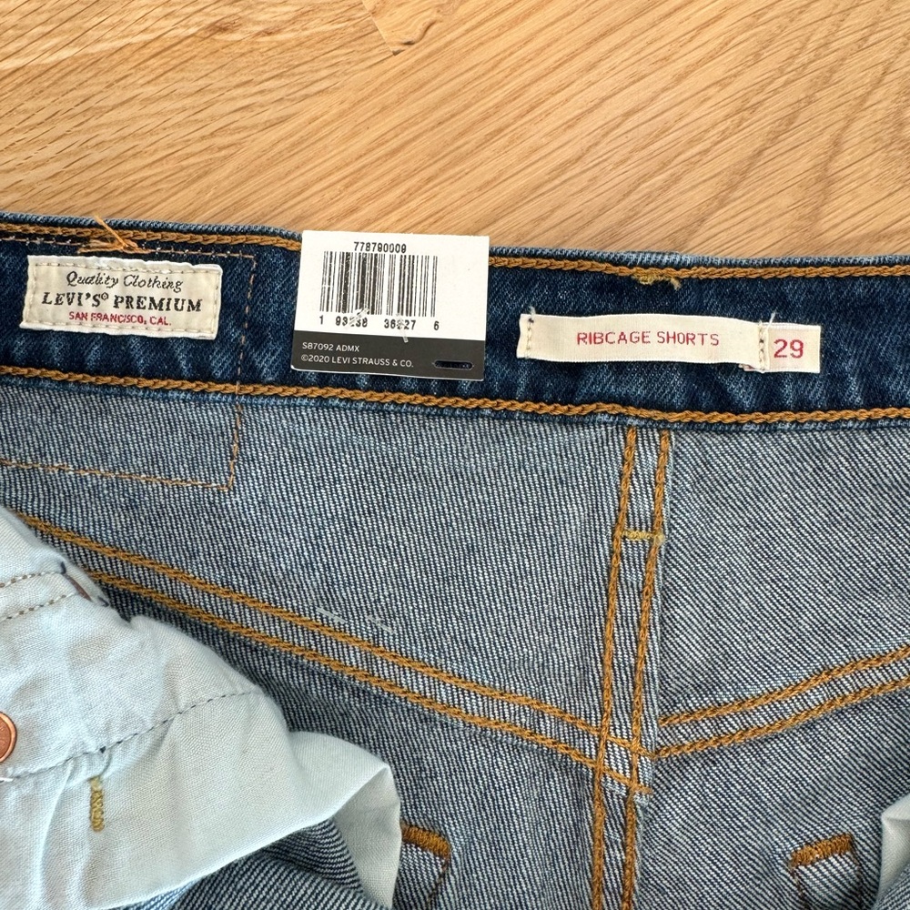 Levi’s Ribcage Shorts - Picture 4 of 4